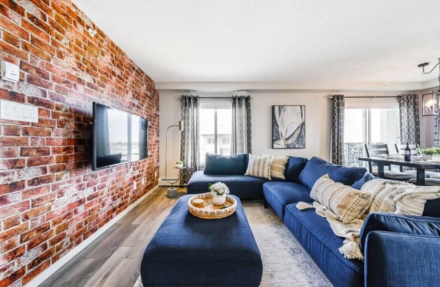 Bright Luxe Condo, AC, Top Floor, King Bed, Balcony!