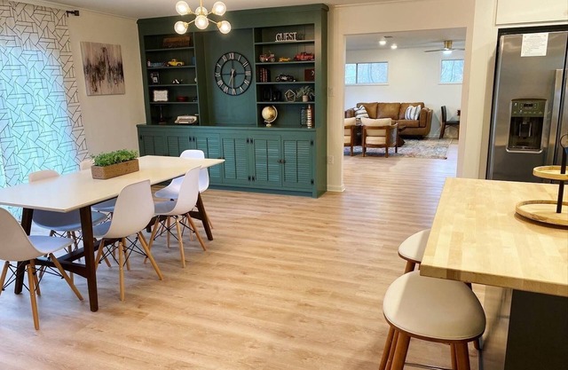 Bright, Mid century Modern, 3 bedroom home next to Hendrix College