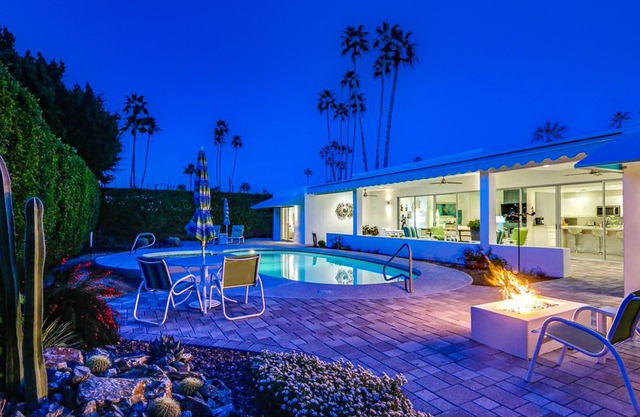 Bright mid-century modern home w/ private pool and spa, gas grill, dogs welcome
