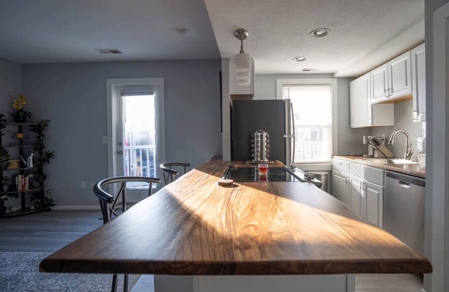 Bright & Modern 2BR Apt in Historic Federal Hill