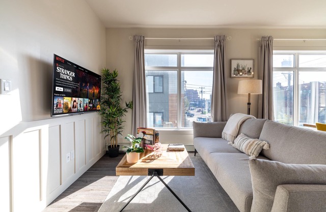 Bright & Modern 2br Condo - Whyte Ave w/Parking Steps Away From U Of A