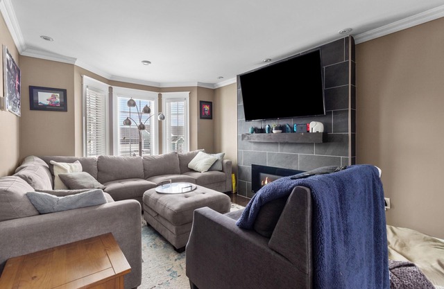 Bright & Modern 3 Bbrm Main Floor Apt in Kilbride