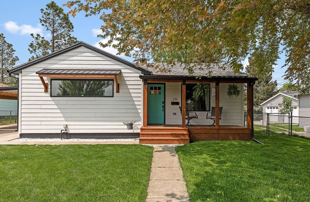 Bright & Modern 3BR with large jacuzzi tub near favored Black Hills Attractions
