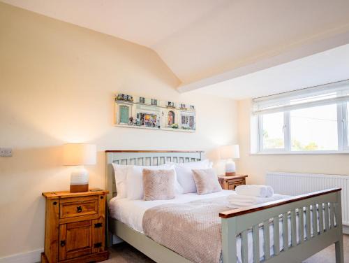 Bright, Modern Apartment in City Centre with Private Driveway Parking