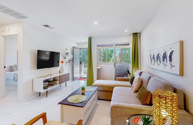 Bright & modern dog-friendly oasis with pool, tennis courts, balcony, & A/C