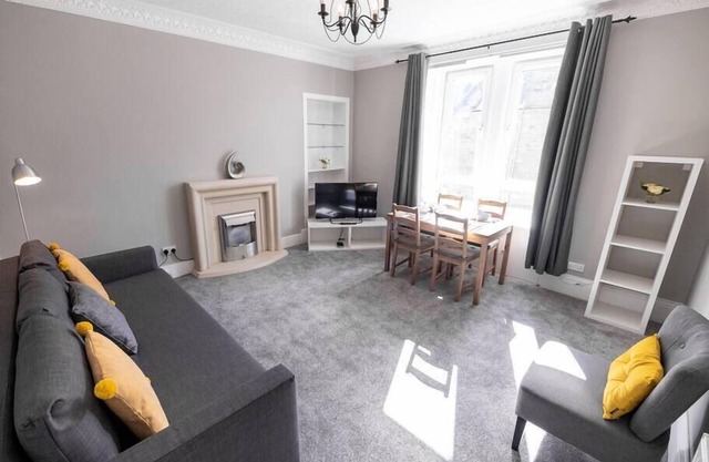 Bright, Modern Flat Close to University