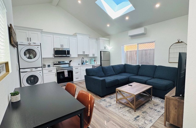 Bright & Modern Gem: Central Location ~ New Entire 2BD/1BA Guesthouse