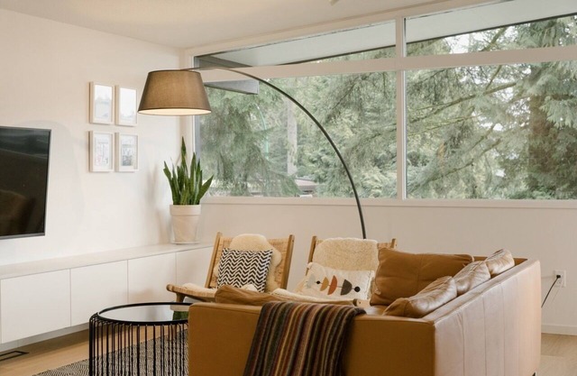 Bright Modern Home Set In North Shore Mountains
