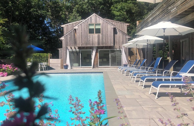 Neu renoviertes modernes Poolhaus