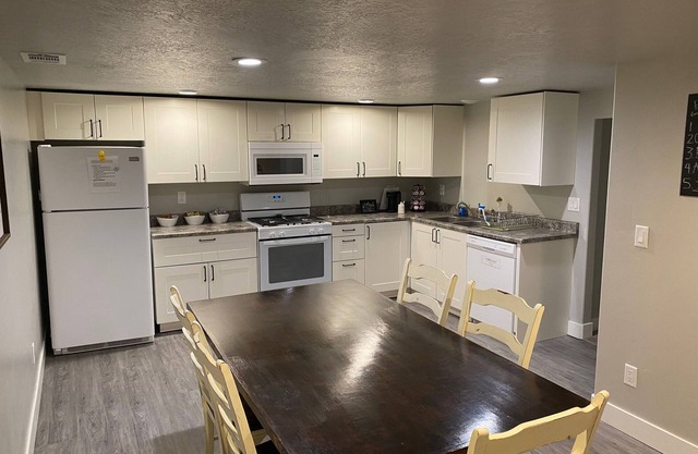 Bright modern stay near USU with private entrance