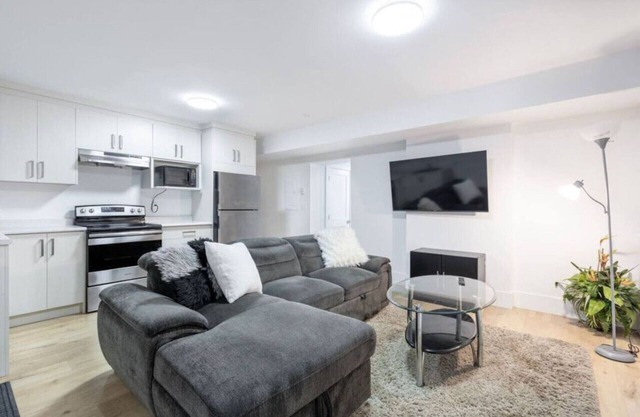 Bright & Modern Surrey Gem ~ Queen Beds ~ Parking!