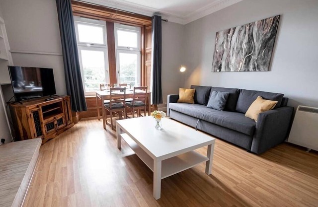☆ Bright, Modern West-End Apartment ☆