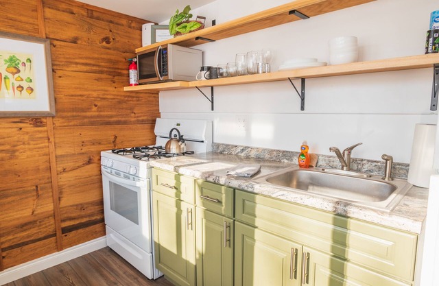 Bright, new cottage w/open loft, farm view and trails.