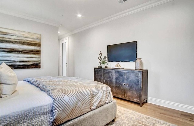 Beautiful Nicely Decorated Home Close to Downtown LA