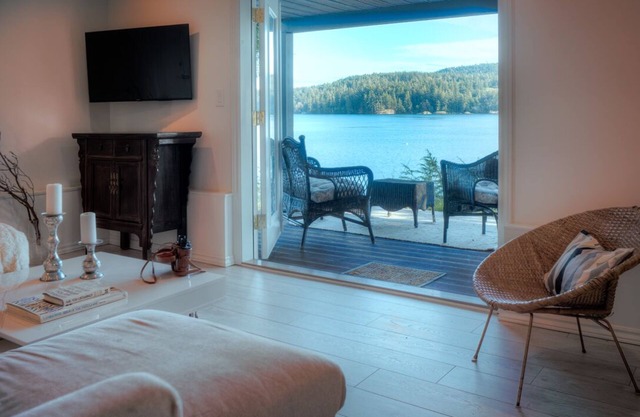 Bright oceanfront retreat - 3 bedroom 2 bath groundfloor suite hot tub