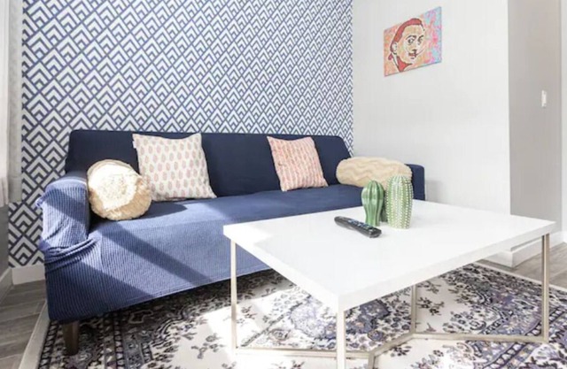 Bright ☀️ Old Town. Parking/WiFi. Cable/Walk to All