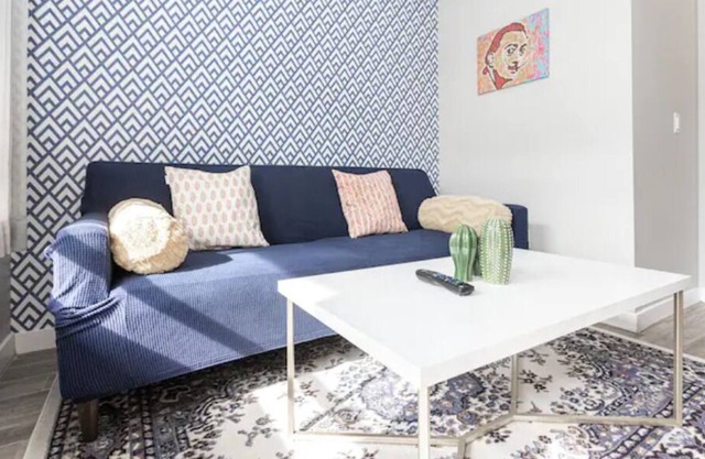 Bright ☀️ Old Town. Parking/WiFi. Cable/Walk to All