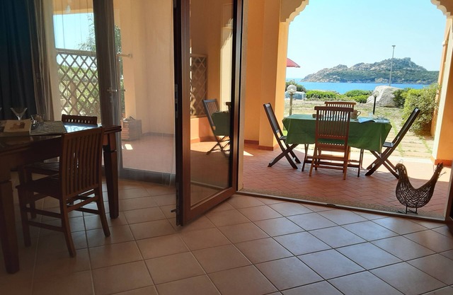 Bright one-bedroom apartment with sea view a few steps from the beach
