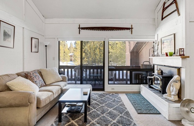 Bring the whole family...even the furry ones! Bright, open, and dog friendly! (Creekside Condo 51) by RedAwning