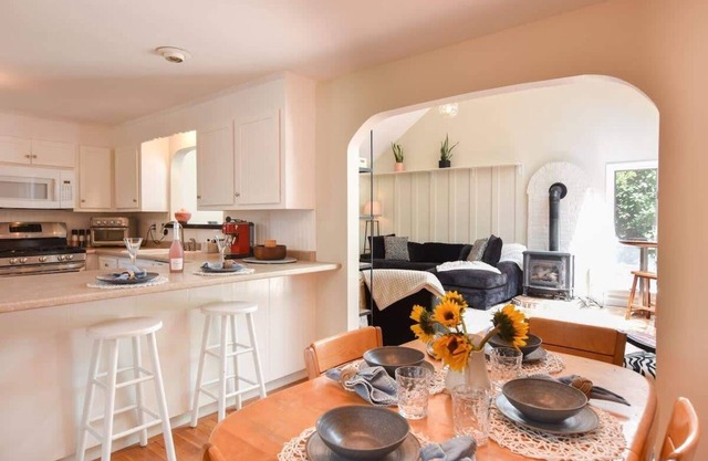 Bright & Open Central A/C Dog Friendly!