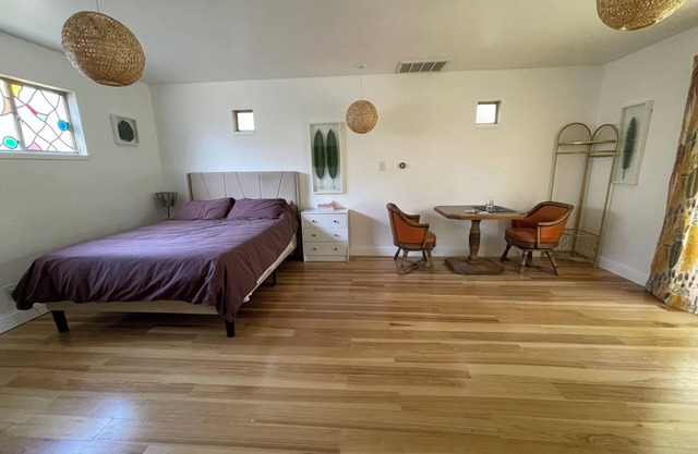 Bright, Private Bohemian Cottage in Peaceful Woodlake ~8 mins to Midtown