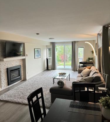 Bright private suite near Departure Bay beach