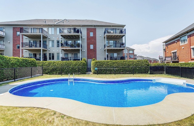 Bright quiet 2 bedroom condo, heart of Quatrier Dix30