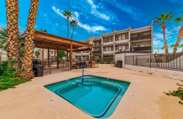 Bright, Quiet 2BD/2BA Eastside Condo w Pool & Parking - Low Summer Rates! 🌞