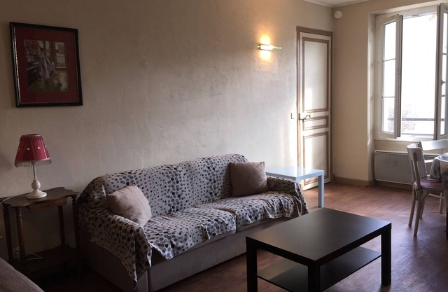Bright, quiet gîte, 7-minute walk from RER A station, close to Paris 2, 4 or 5-person family.