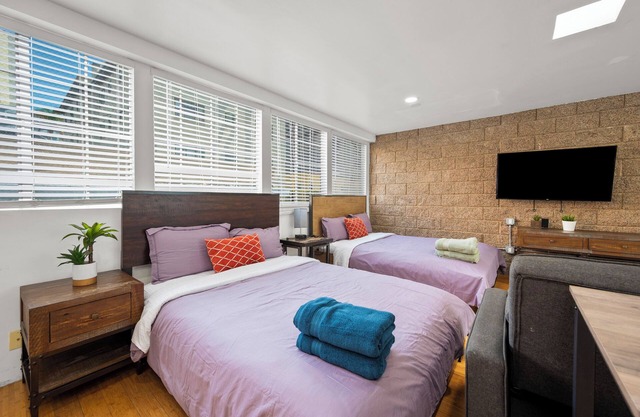 Bright Remodeled 2 queen beds Studio Close Little Italy