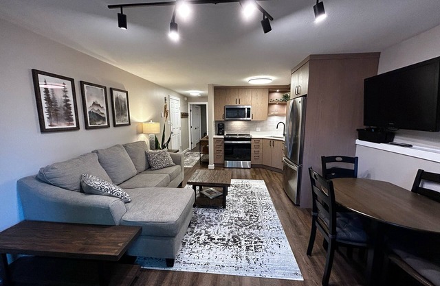 Bright renovated 1 bed/1 bath suite steps from the skiway! Private hot tub too