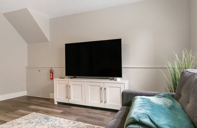 Bright & Roomy 5BR – Family-Ready Near Naval Base!