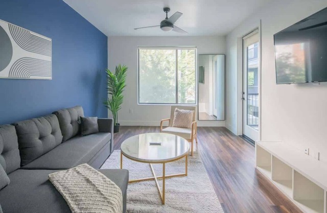 Charming 1BD with Pool Gym Parking WD and Sleeps 4