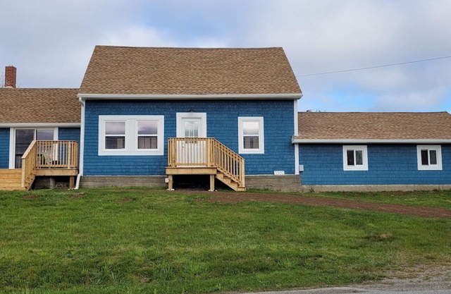 Bright, spacious Acadian Home with country views and in reach of Acadian Shores!