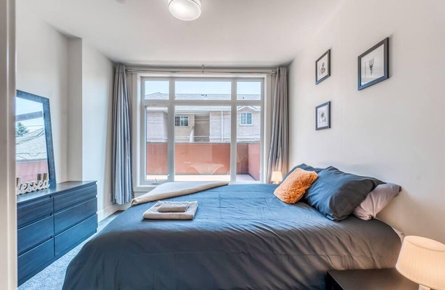 Bright & Spacious 1B Condo Near DT With/UG Parking