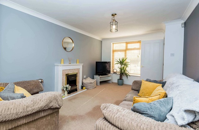 Modern 3 Bedroom Home in Swindon with Parking