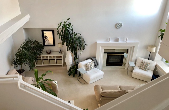 Bright & Spacious, 4 Bedrooms, 2 Fireplace House