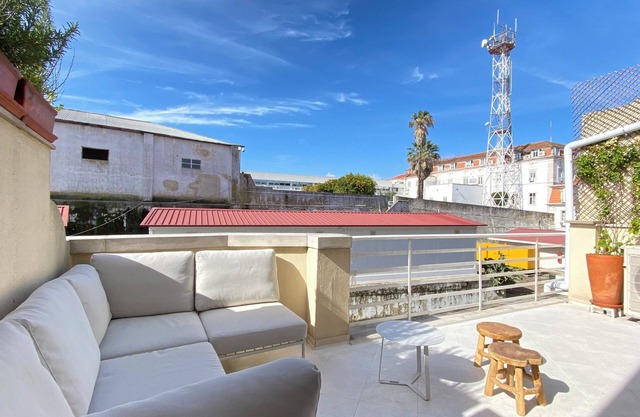 Bright spacious duplex with terrace next to Graça in a very calm area