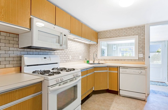 Bright & Spacious Getaway w/Full Kitchen/Furnished Porch/Free WiFi - Near Trails