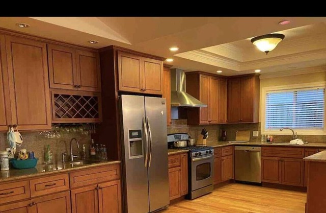 Bright Spacious Home with Huge Backyard ParK
