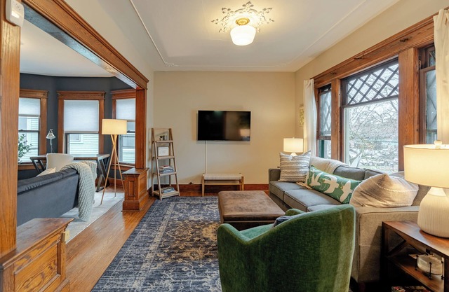 Bright & Spacious near SU, Hospi