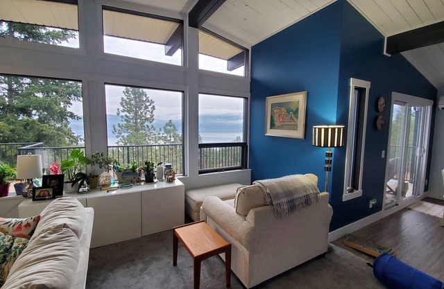 Bright & Spacious Okanagan Lakeview 3 bdrm house.