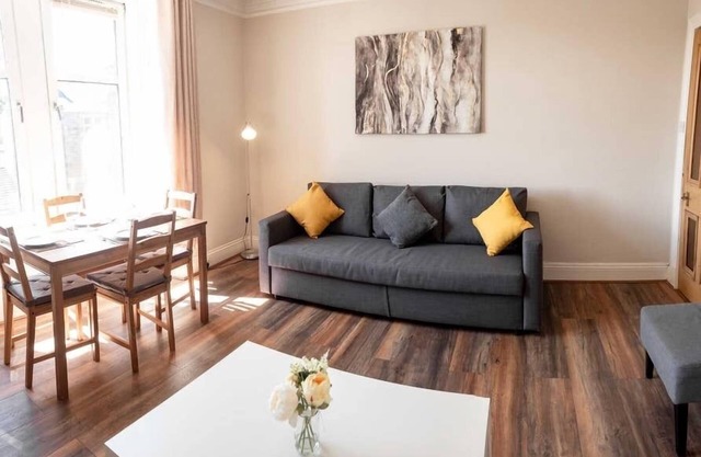 ☆Bright, Spacious West-End Flat, Near University☆