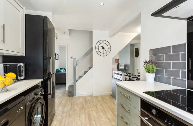 Bright & Spacious with Garden & Parking