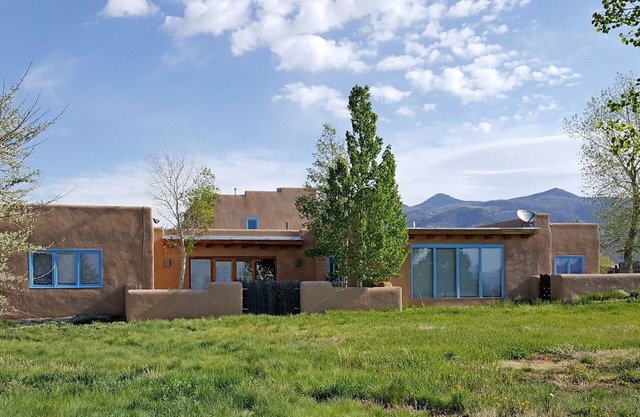 Helle Star Casa in Arroyo Seco auf halbem Weg zwischen Taos Plaza und Taos Ski Valley