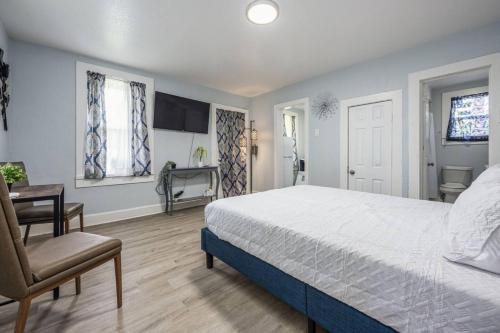 Bright Studio Minutes to Beaches