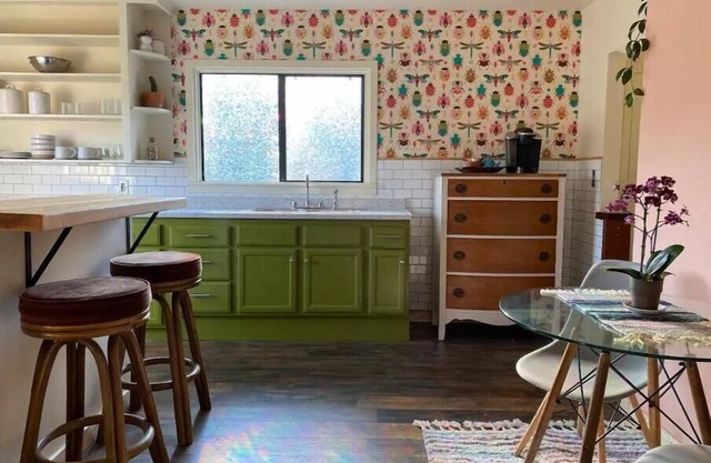 Bright studio w/yard and laundry, blocks to CPH