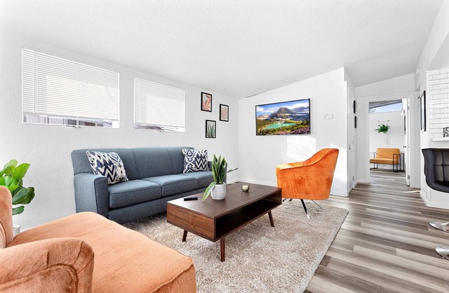 Bright, Stylish & Pet Friendly 2 Bedroom Home!