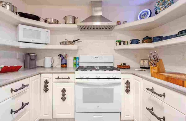 Bright & Stylish Studio – Full Kitchen, Living Room & Bedroom