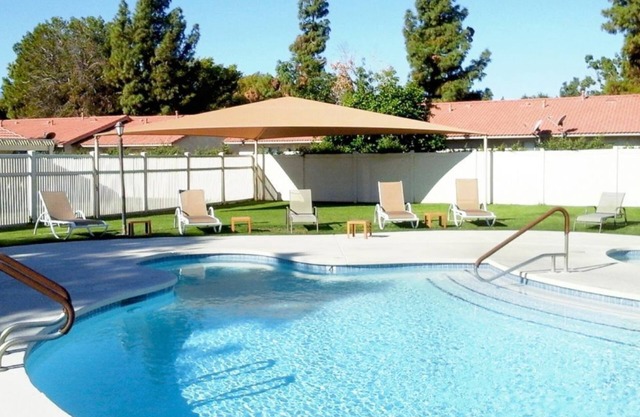 Bright & Sunny Condo with Pool & Amenities